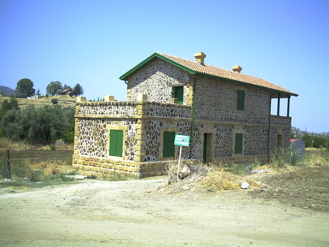 Evrykhou Station building
