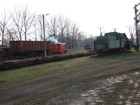 The train departs from the interchange sidings. A derelict Px48 (one of the few remaining items of a once attractive open air railway museum) is in the foreground.