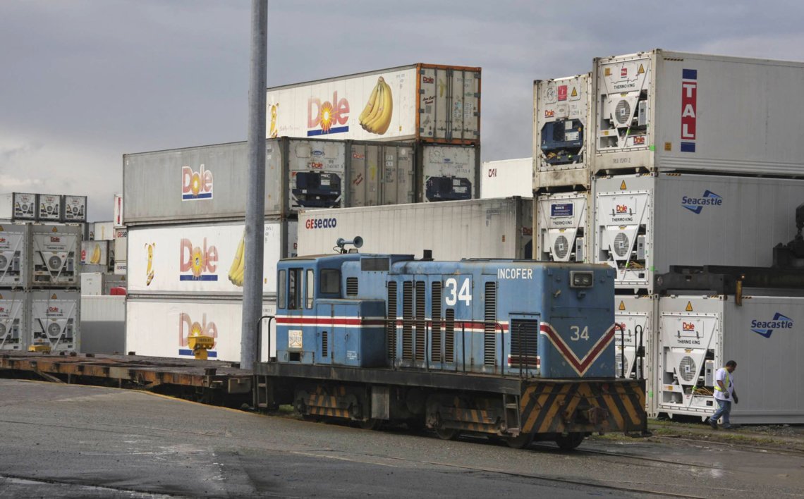 Incofer 34 shunting Dole container yard at Moin